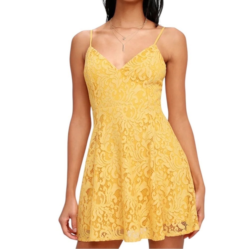 💥SALE💥LULUS MAGNOLIA BLOSSOM GOLDEN YELLOW LACE SKATER DRESS SZ SM EUC